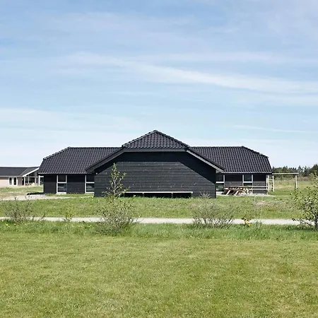 For 24 Guests, בית נופש